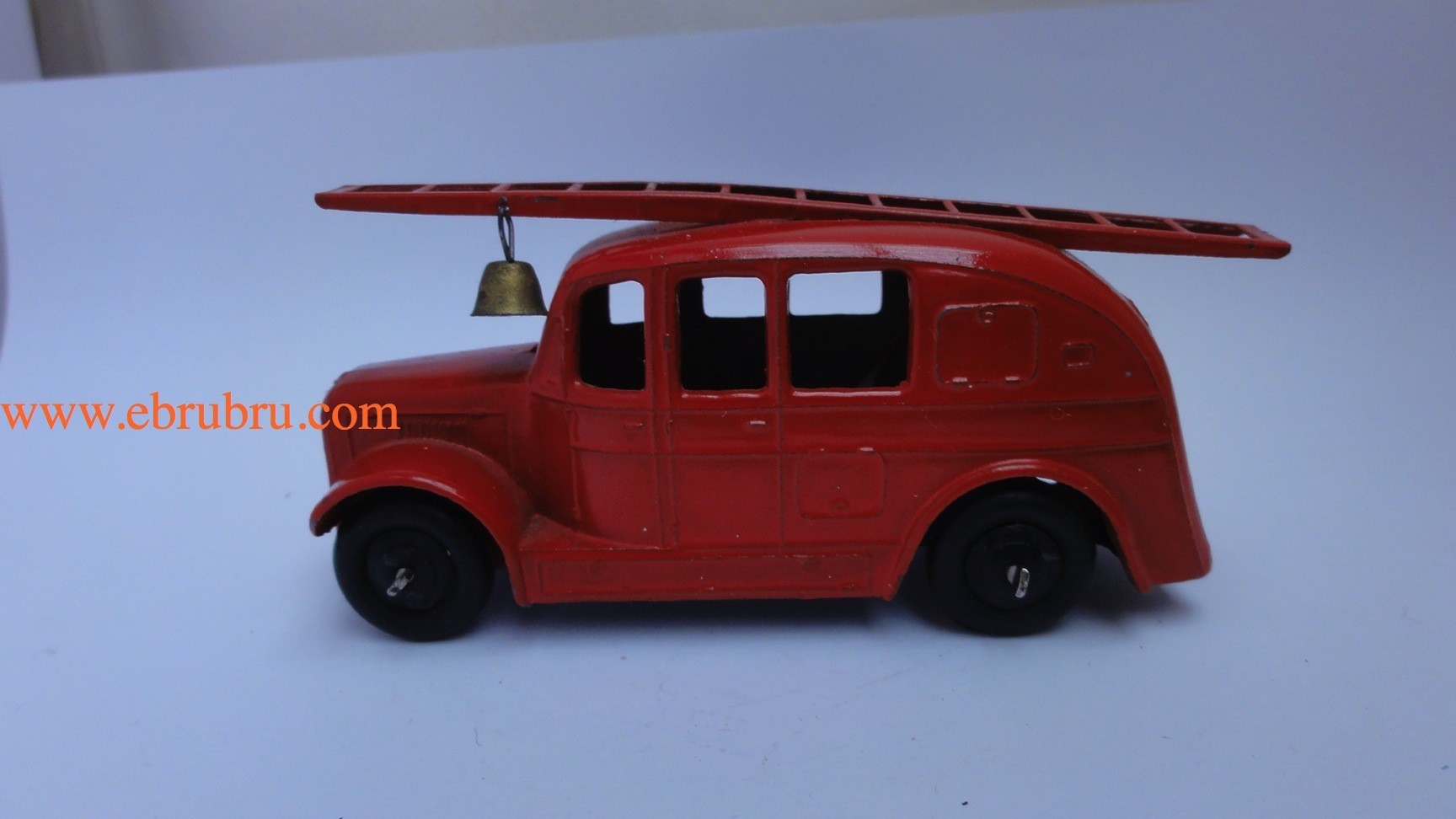 STREAMLINED FIRE ENGINE (Anglais)rouge Dinky toys ref 25H