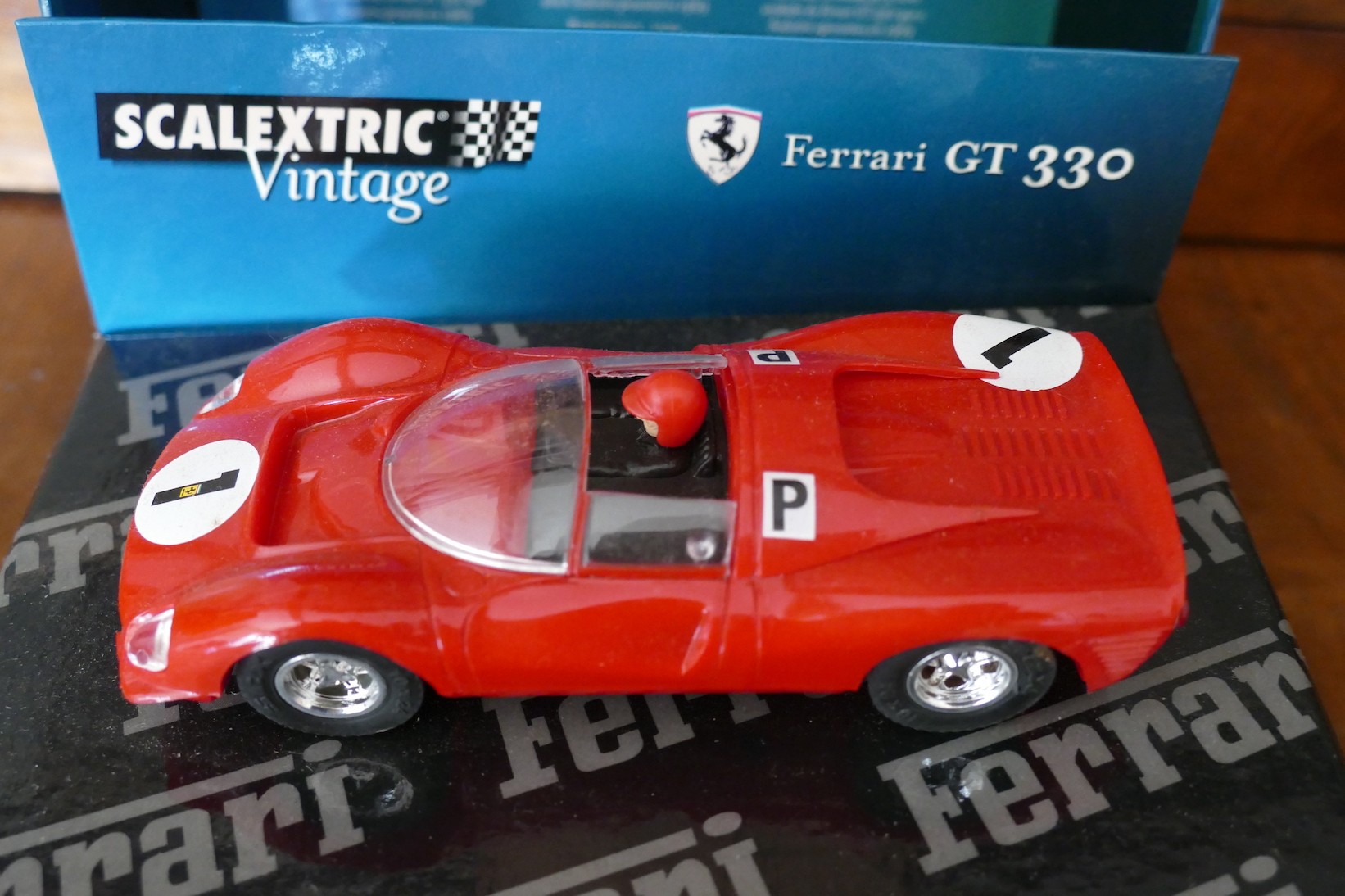 FERRARI GT 330  ROUGE VINTAGE  SCALEXTRIC REF 6028