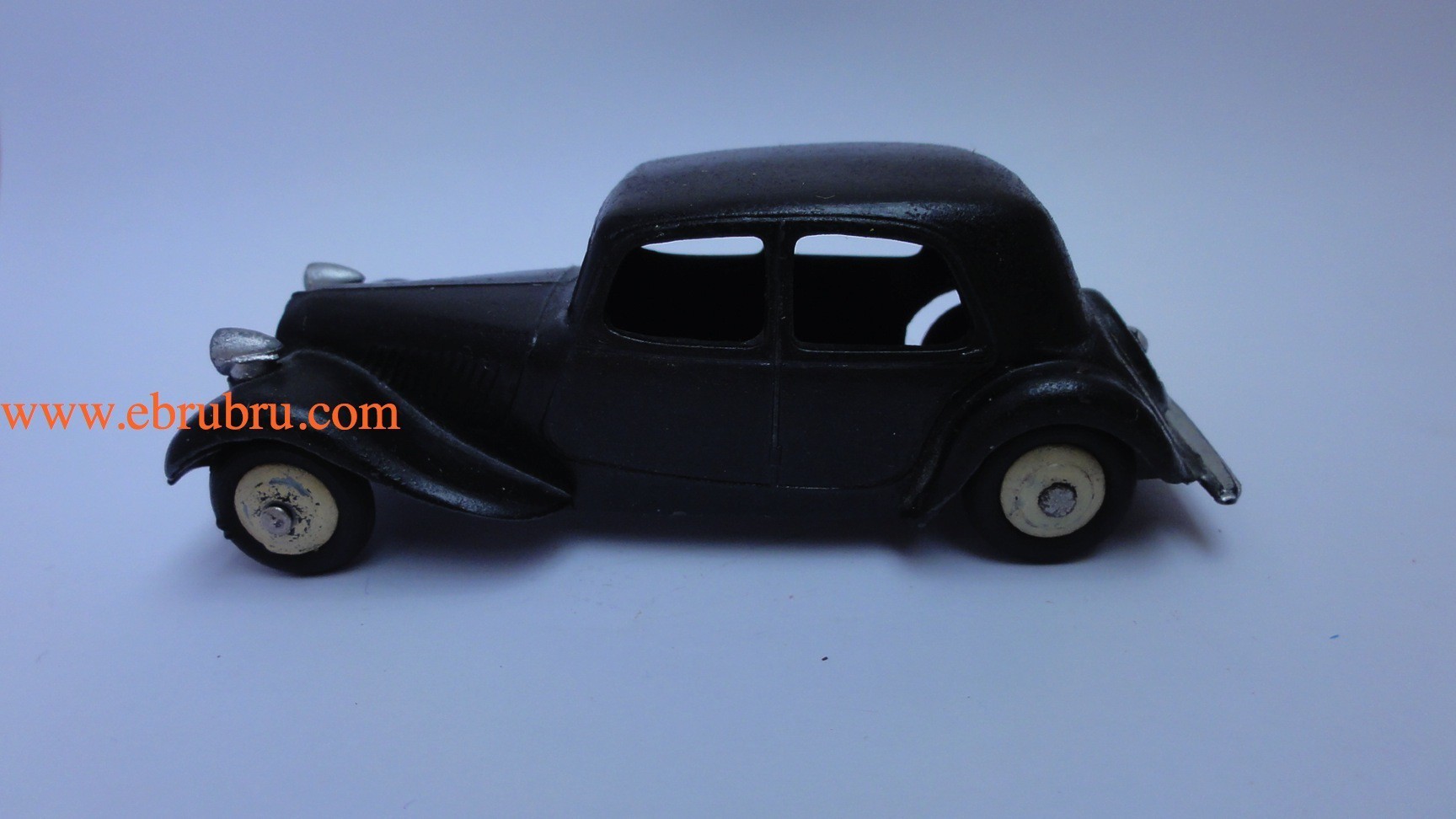 Citroen traction 11 BL noire roue de secours Dinky toys ref 24N / 1b