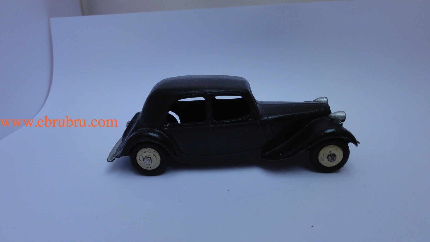 Citroen traction 11 BL noire roue de secours Dinky toys ref 24N / 1b