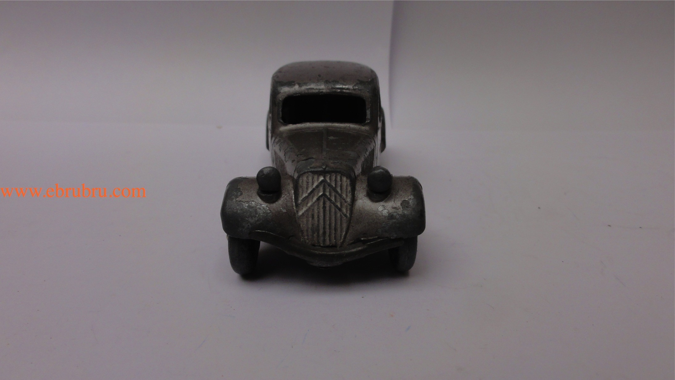 Citroen traction 11 BL gris metallise roue de secours Dinky toys ref 24N / 2a