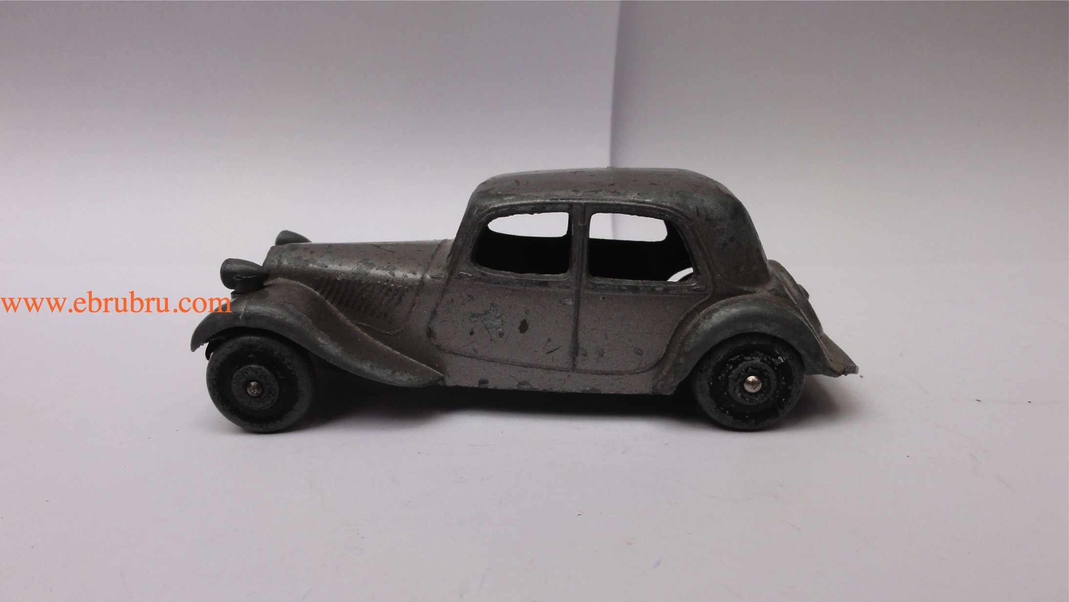 Citroen traction 11 BL gris metallise roue de secours Dinky toys ref 24N / 2a