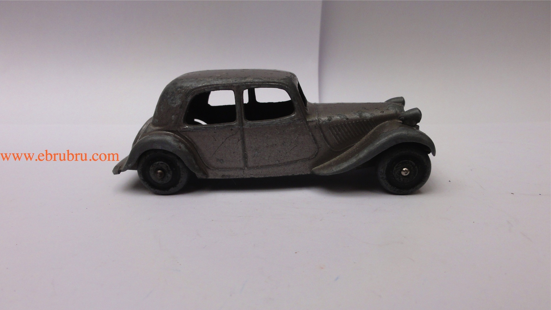 Citroen traction 11 BL gris metallise roue de secours Dinky toys ref 24N / 2a