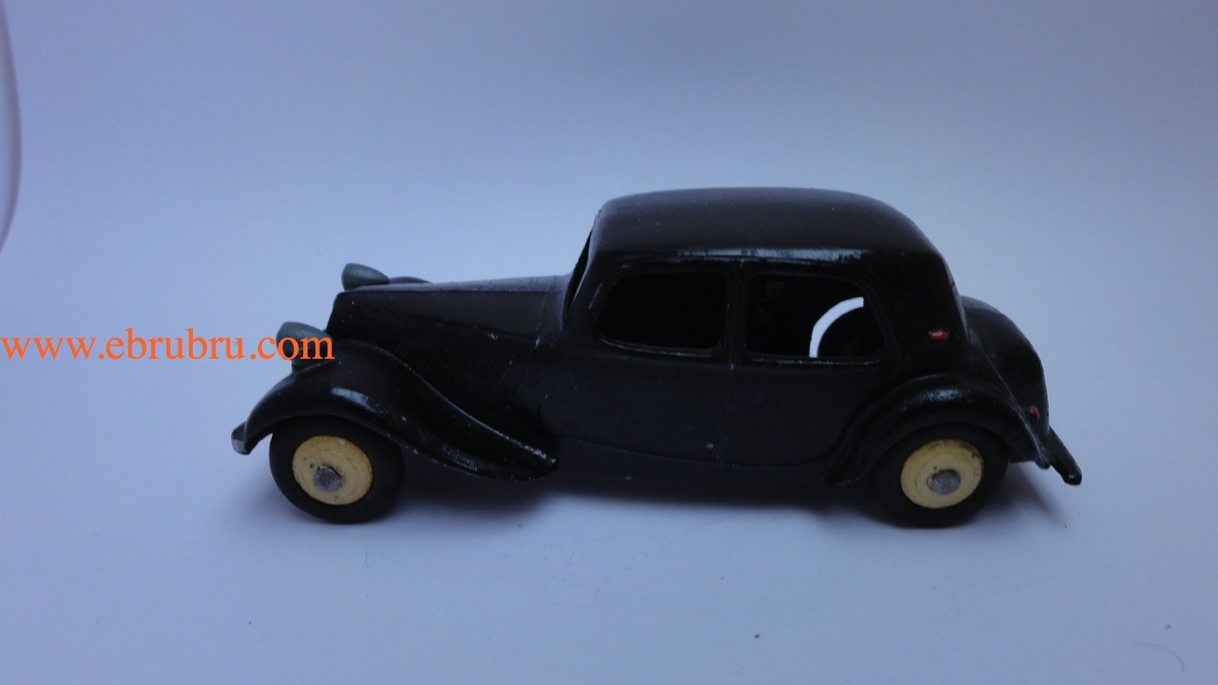 Citroen traction 11 BL noire malle arriere Dinky toys ref 24N / 2a