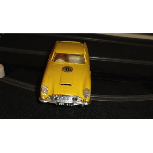 ASTON MARTIN DB4 GT JAUNE SCALEXTRIC RÉF E3