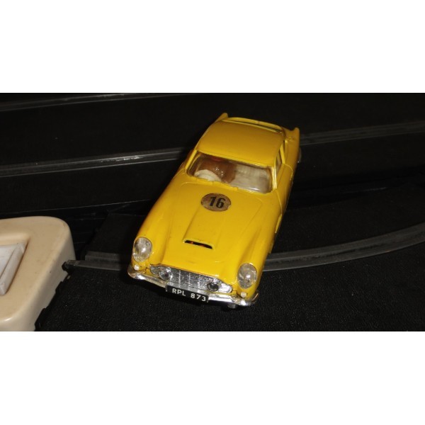 ASTON MARTIN DB4 GT JAUNE SCALEXTRIC RÉF E3