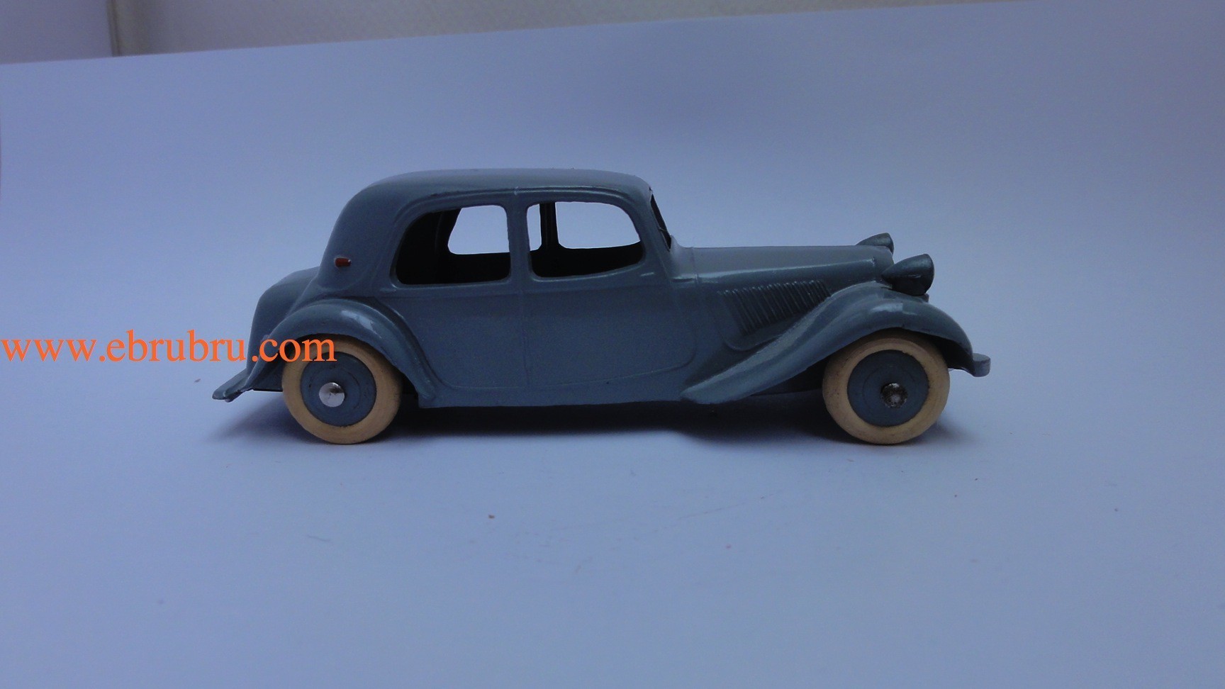 Citroen traction 11 BL gris clair malle arriere Dinky toys ref 24N / 2d