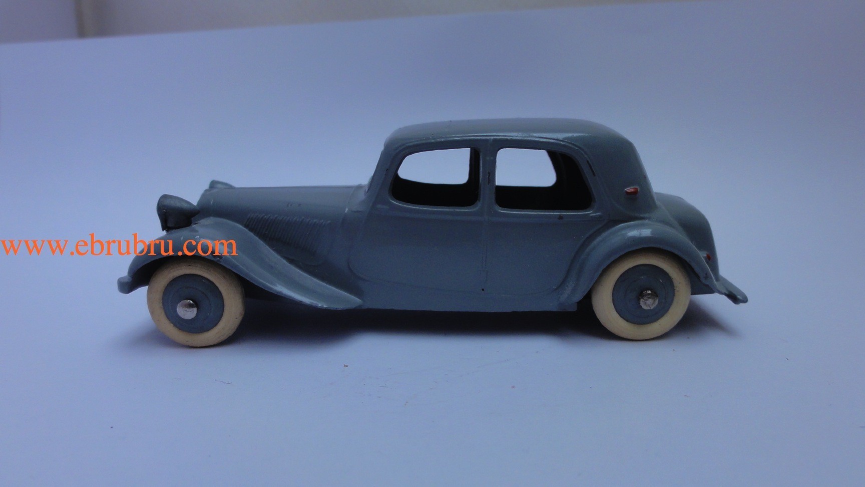 Citroen traction 11 BL gris clair malle arriere Dinky toys ref 24N / 2d