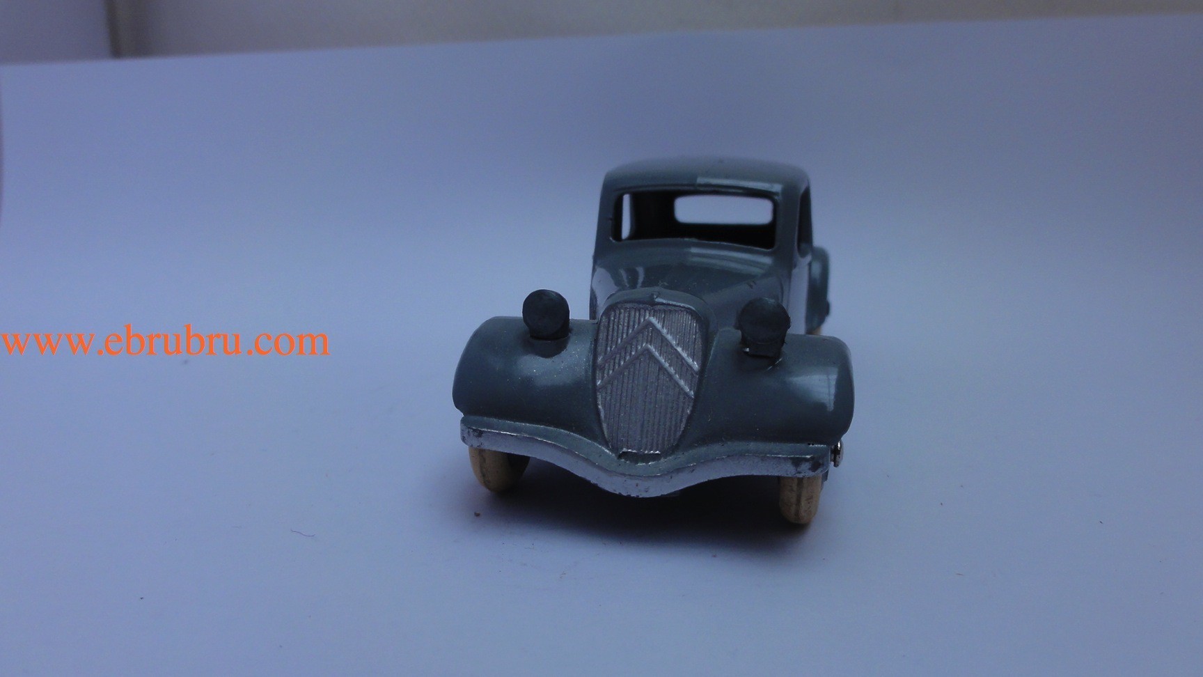 Citroen traction 11 BL gris clair malle arriere Dinky toys ref 24N / 2d