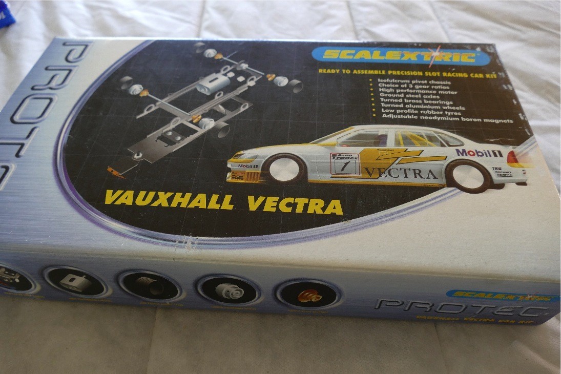 SCALEXTRIC C8052 VAUXHALL VECTRA CAR KIT