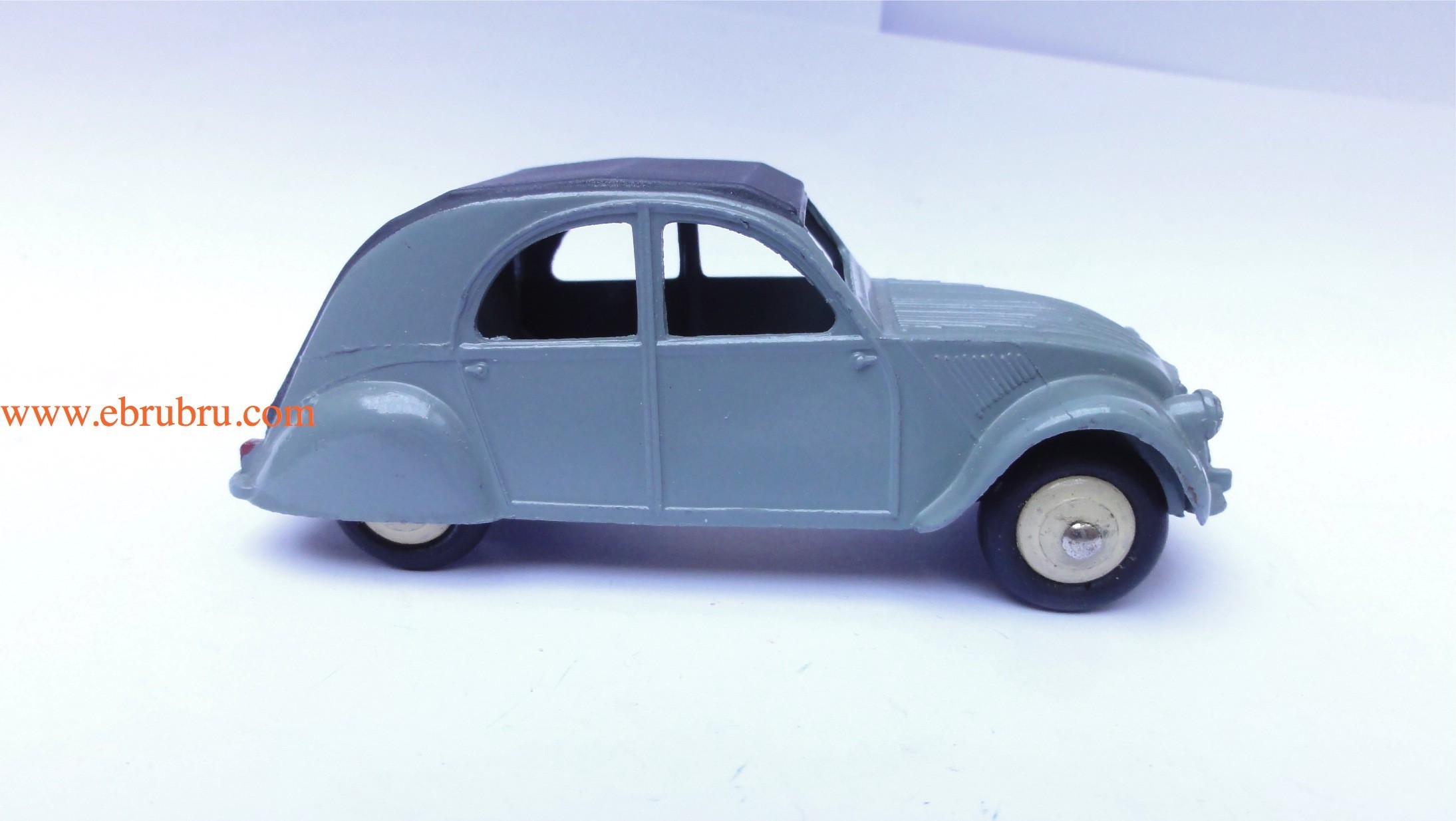 2CV grise modèle 1950 Dinky Toys 3 feux réf 24T 2a