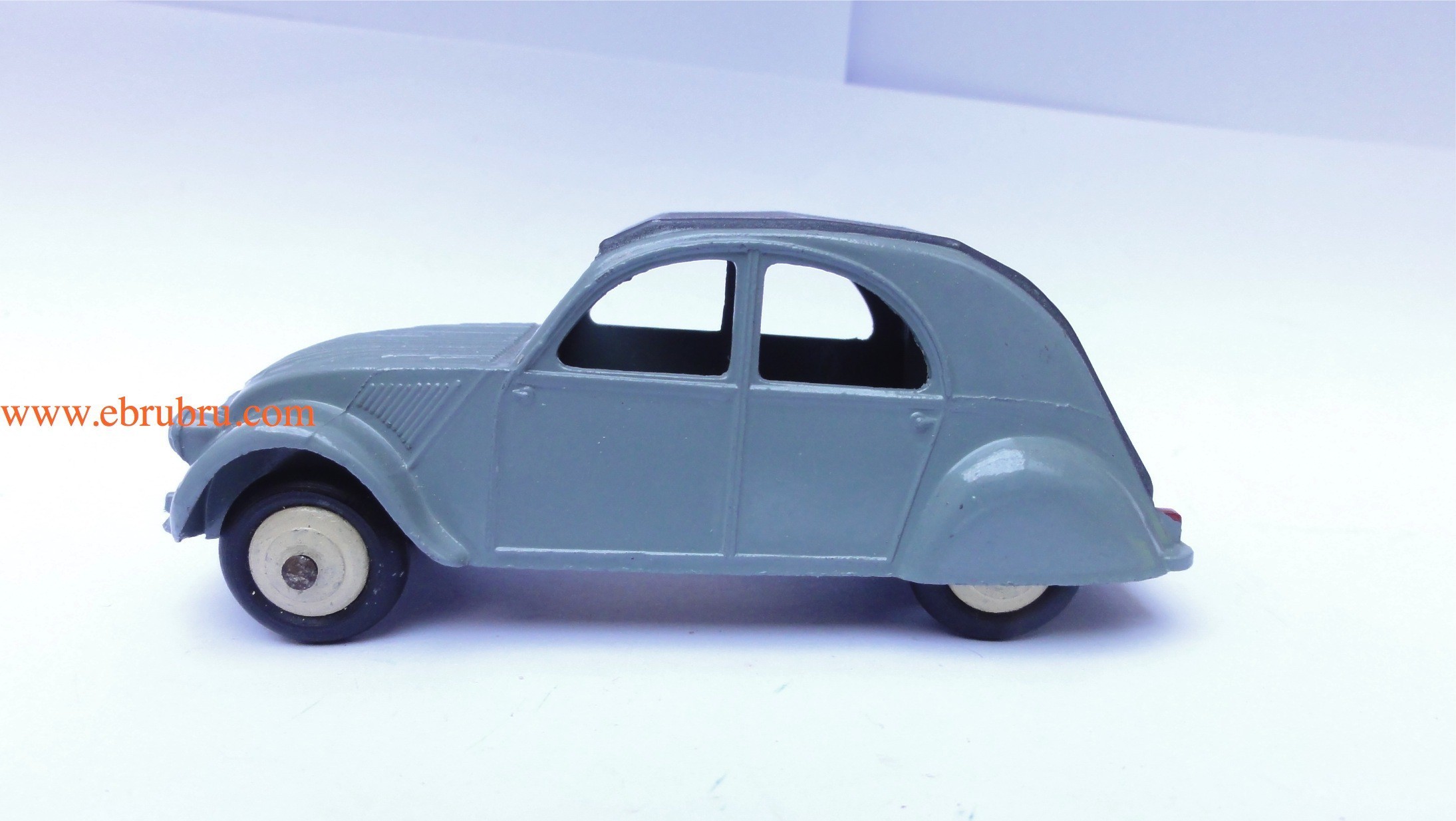 2CV grise modèle 1950 Dinky Toys 3 feux réf 24T 2a