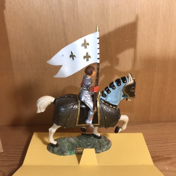 CAVALIER JEANNE D'ARC DRAPEAU ET ÉPÉE CHEVAL AVEC CAPARACON SOCLE GAZON STARLUX MOYEN ÂGE RÉF 6202