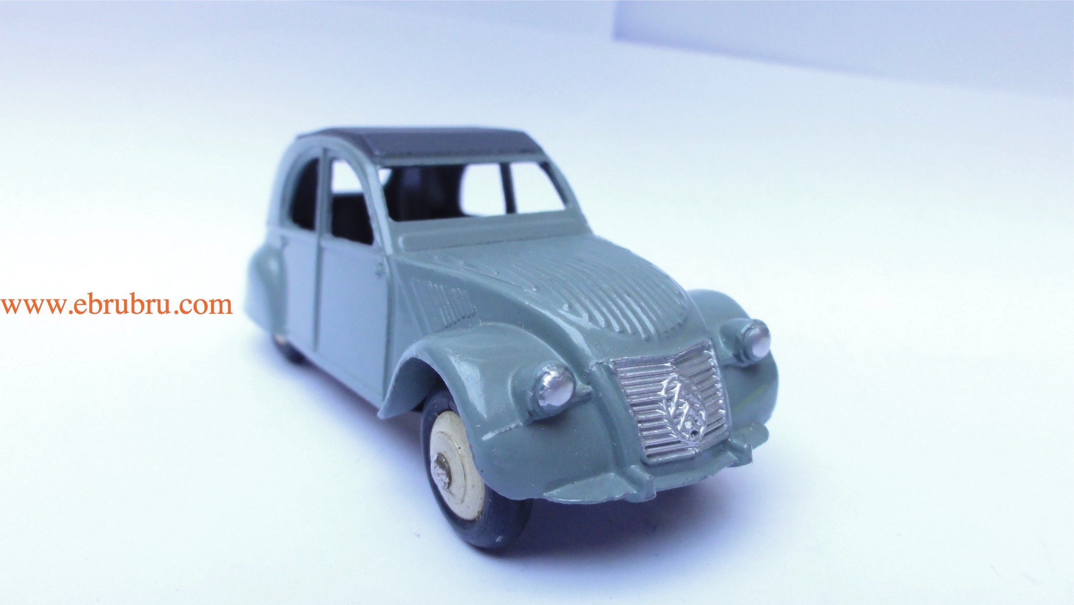 2CV grise modèle 1950 Dinky Toys 3 feux réf 24T 2a