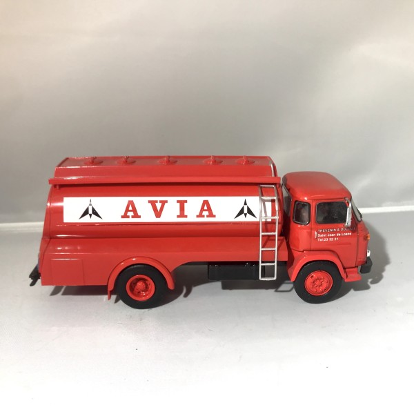 Camion citerne Avia IXO
