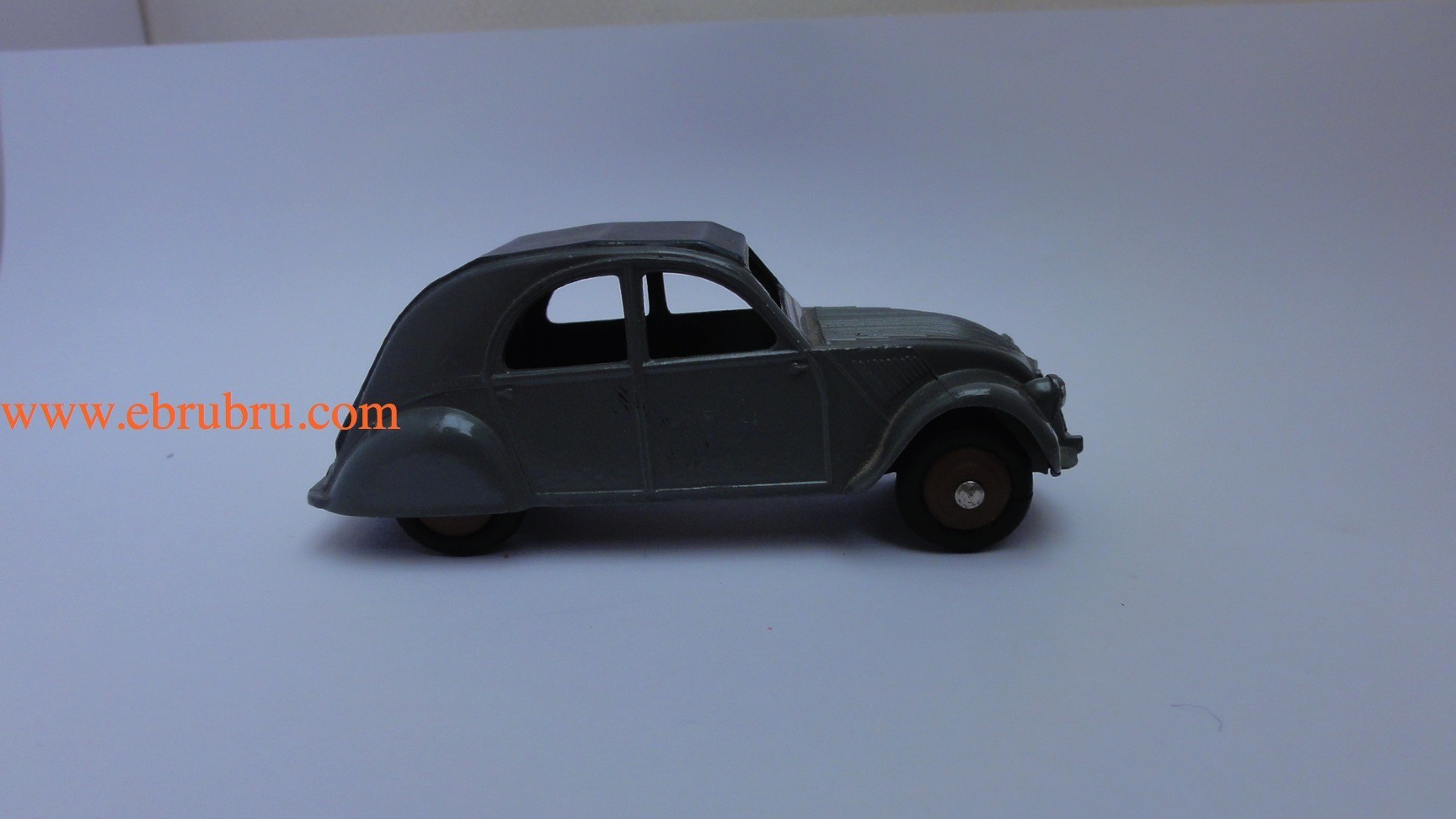 2CV GRIS FONCÉ  MODELE 1950 DINKY TOYS RÉF 24T