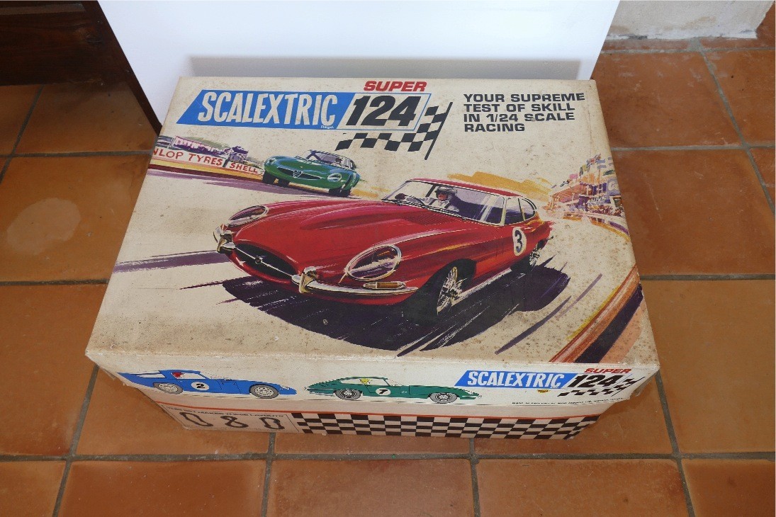 Set 210 circuit 124 Scalextric