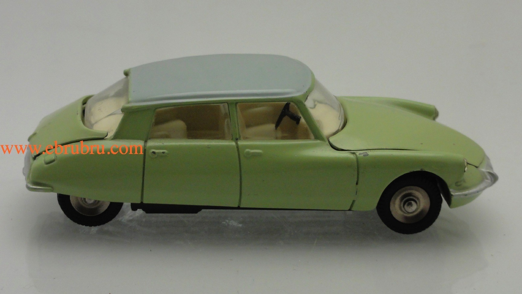 DS 19 VERT TILLEUL MODELE 1963 DINKY TOYS RÉF 530