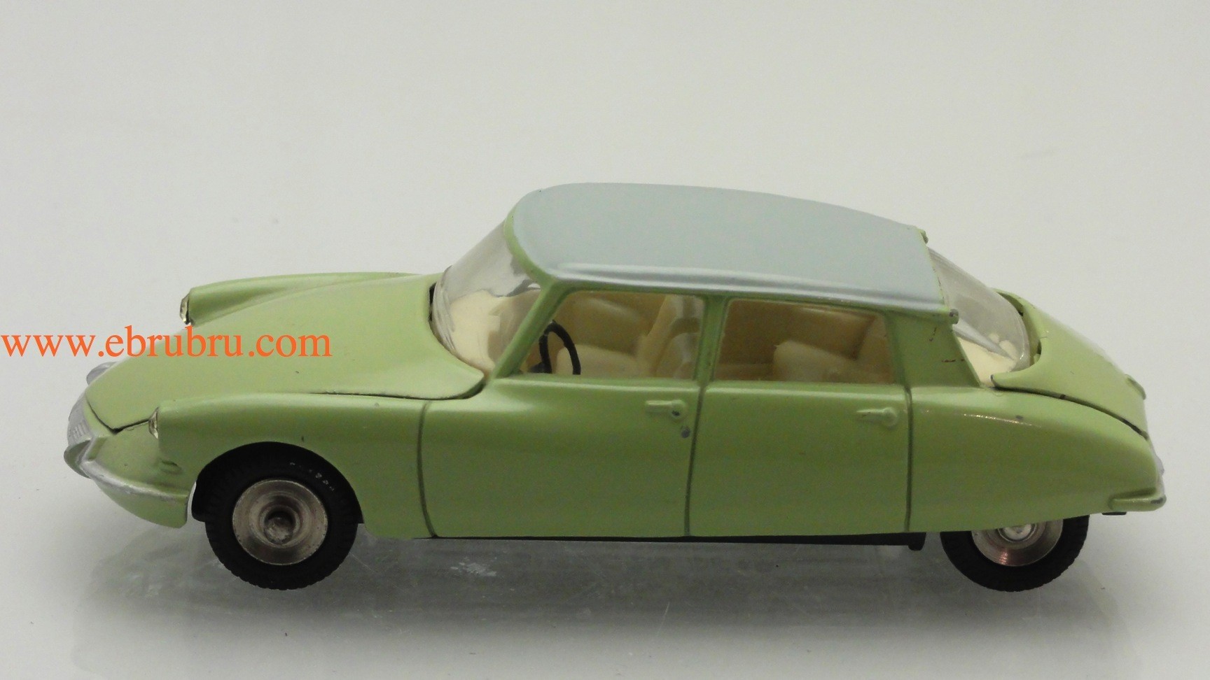 DS 19 VERT TILLEUL MODELE 1963 DINKY TOYS RÉF 530