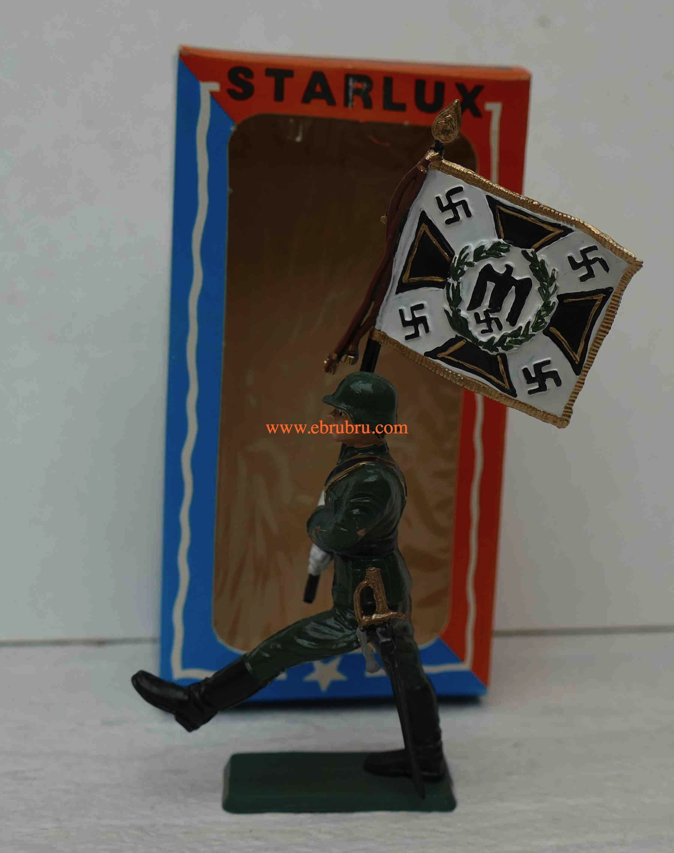 SOLDAT ALLEMAND PORTE DRAPEAU STARLUX REF VD21