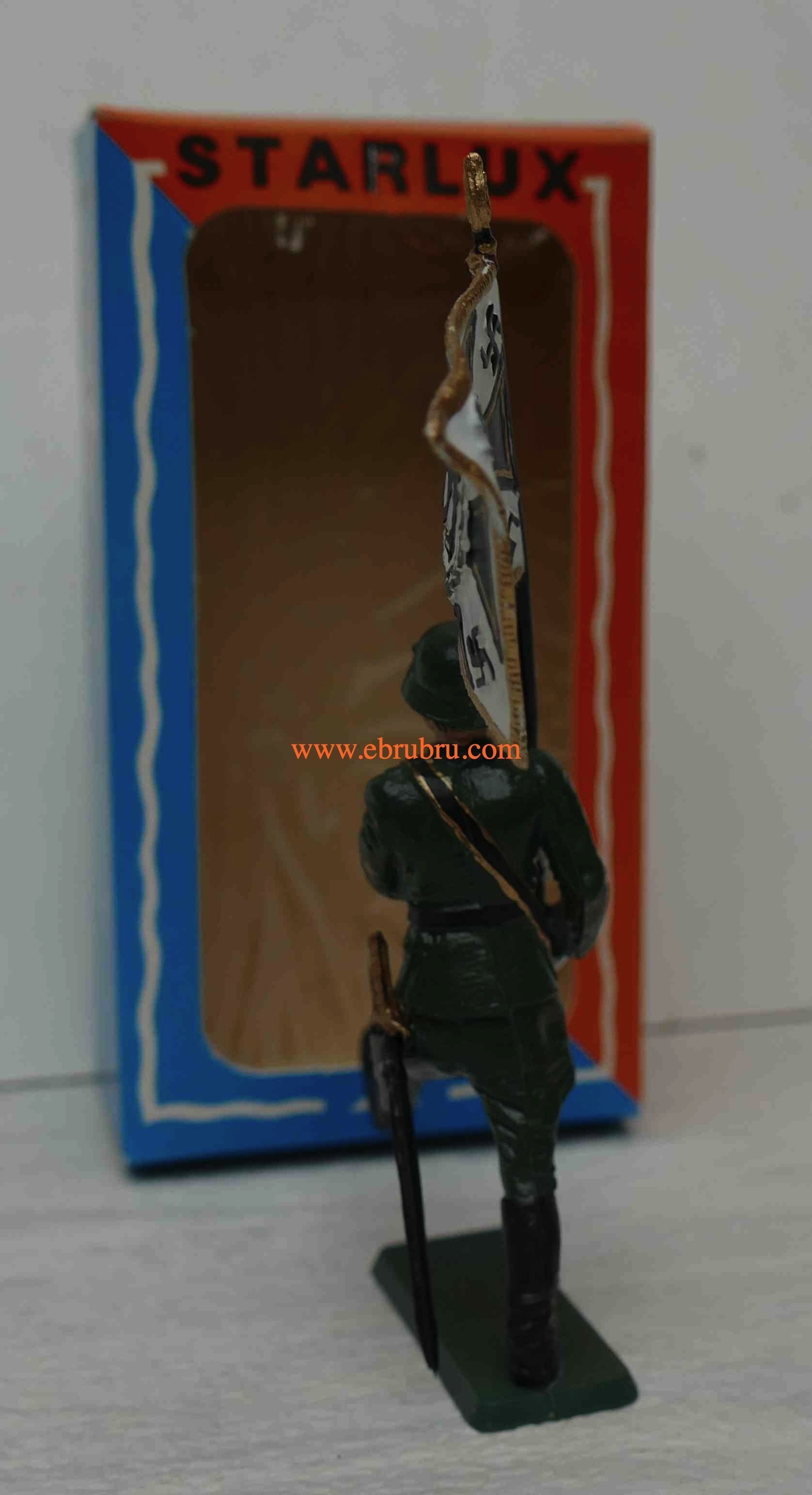 SOLDAT ALLEMAND PORTE DRAPEAU STARLUX REF VD21