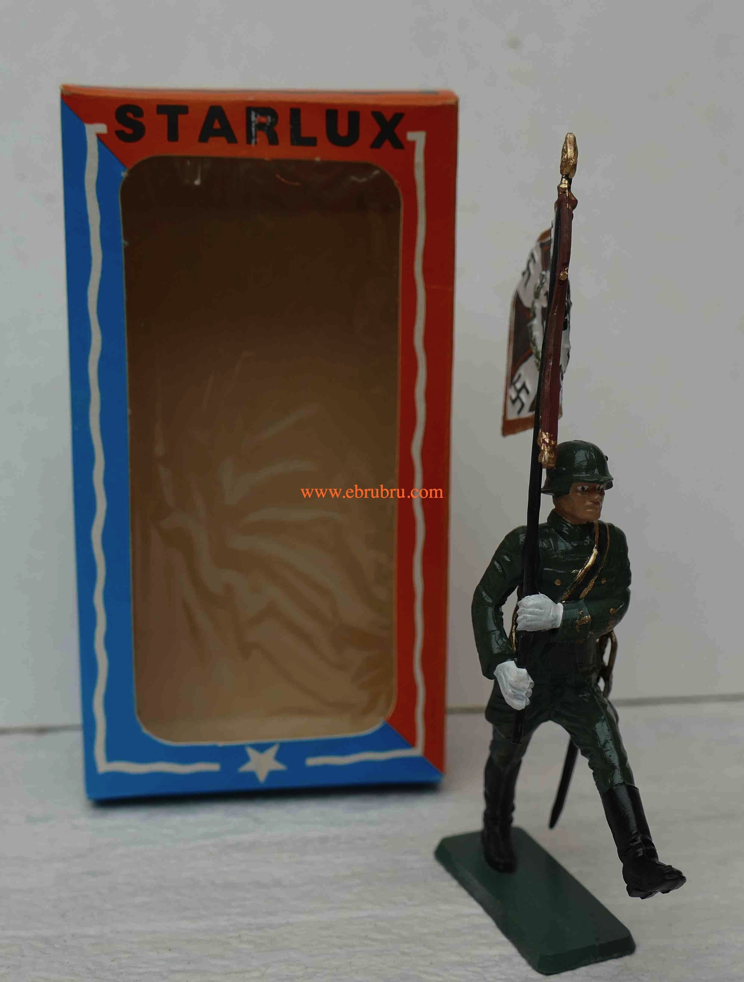 SOLDAT ALLEMAND PORTE DRAPEAU STARLUX REF VD21