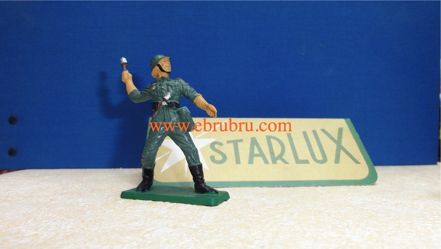 SOLDAT ALLEMAND  LANCEUR DE GRENADE STARLUX RÉF V8