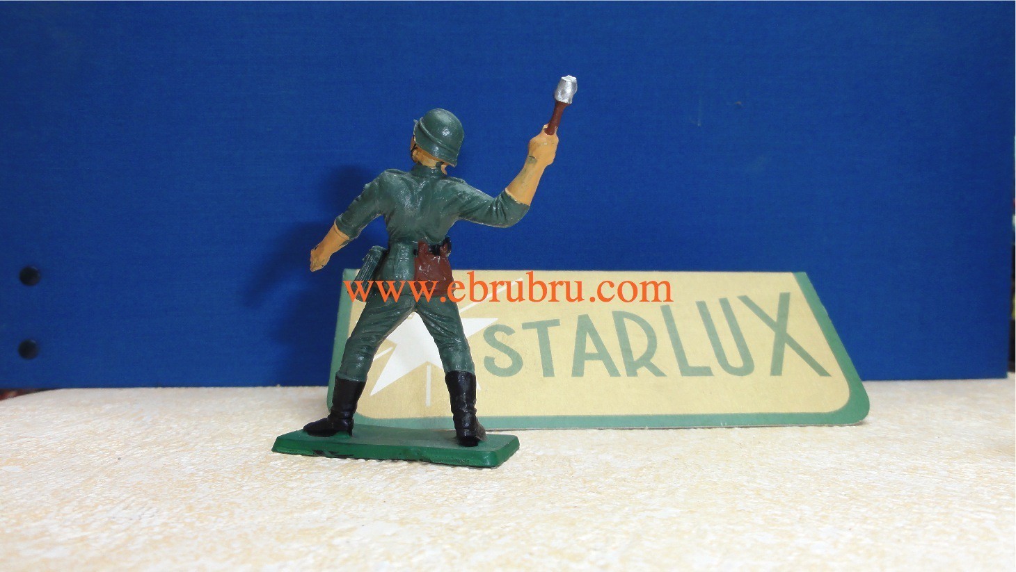 SOLDAT ALLEMAND  LANCEUR DE GRENADE STARLUX RÉF V8