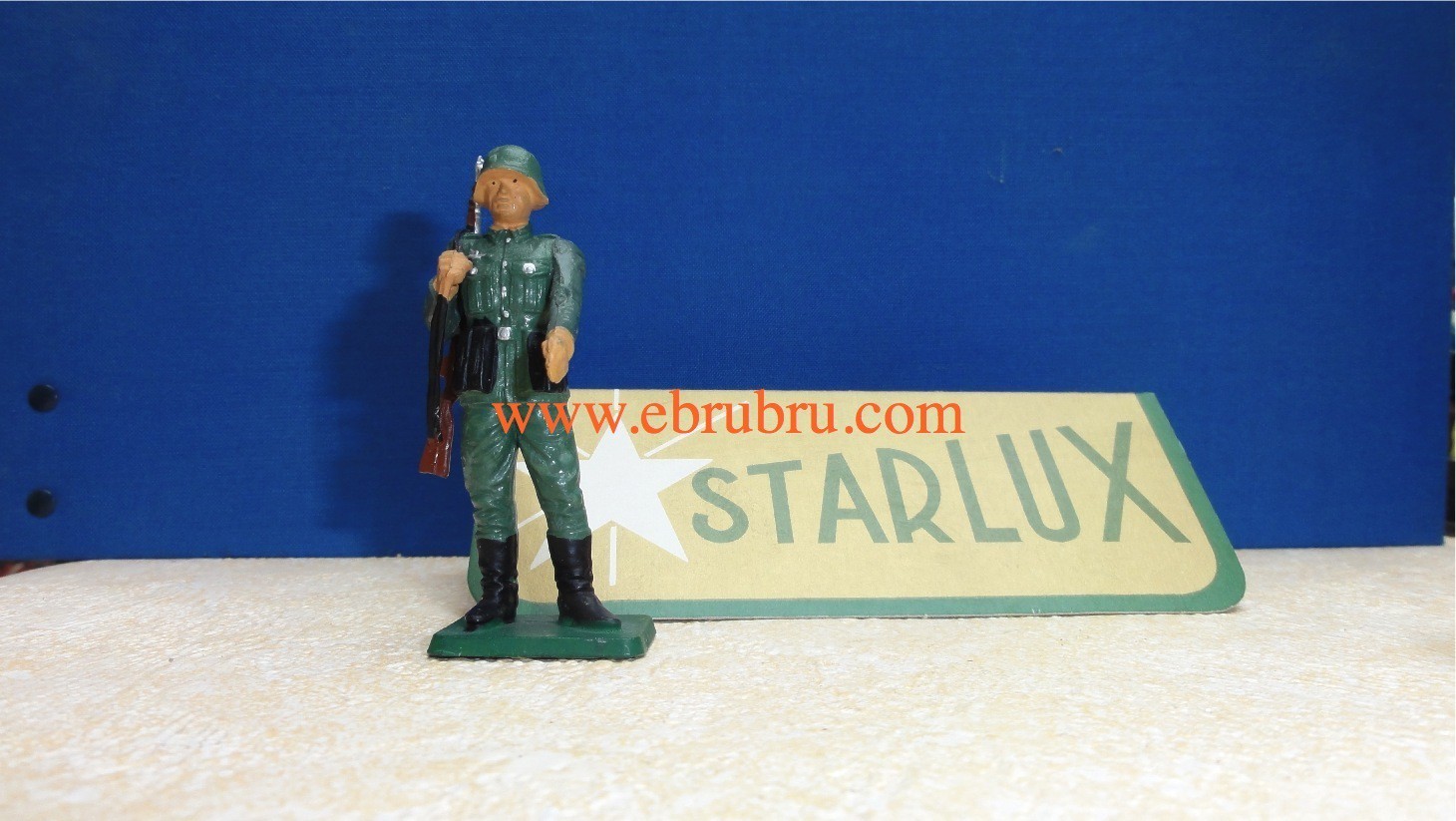 SOLDAT ALLEMAND  FUSIL BRETELLE STARLUX RÉF V9