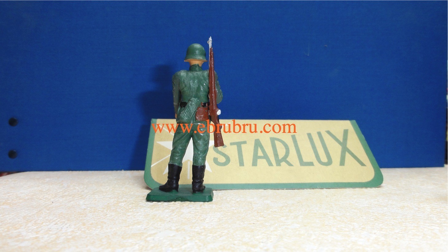 SOLDAT ALLEMAND  FUSIL BRETELLE STARLUX RÉF V9