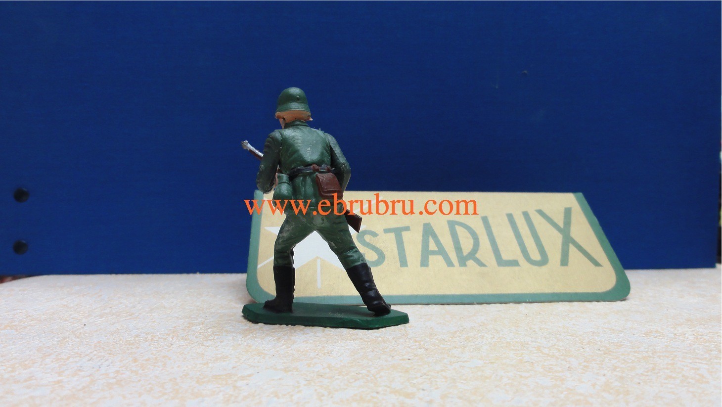 SOLDAT ALLEMAND  CHARGEANT AVEC FUSIL STARLUX RÉF V13