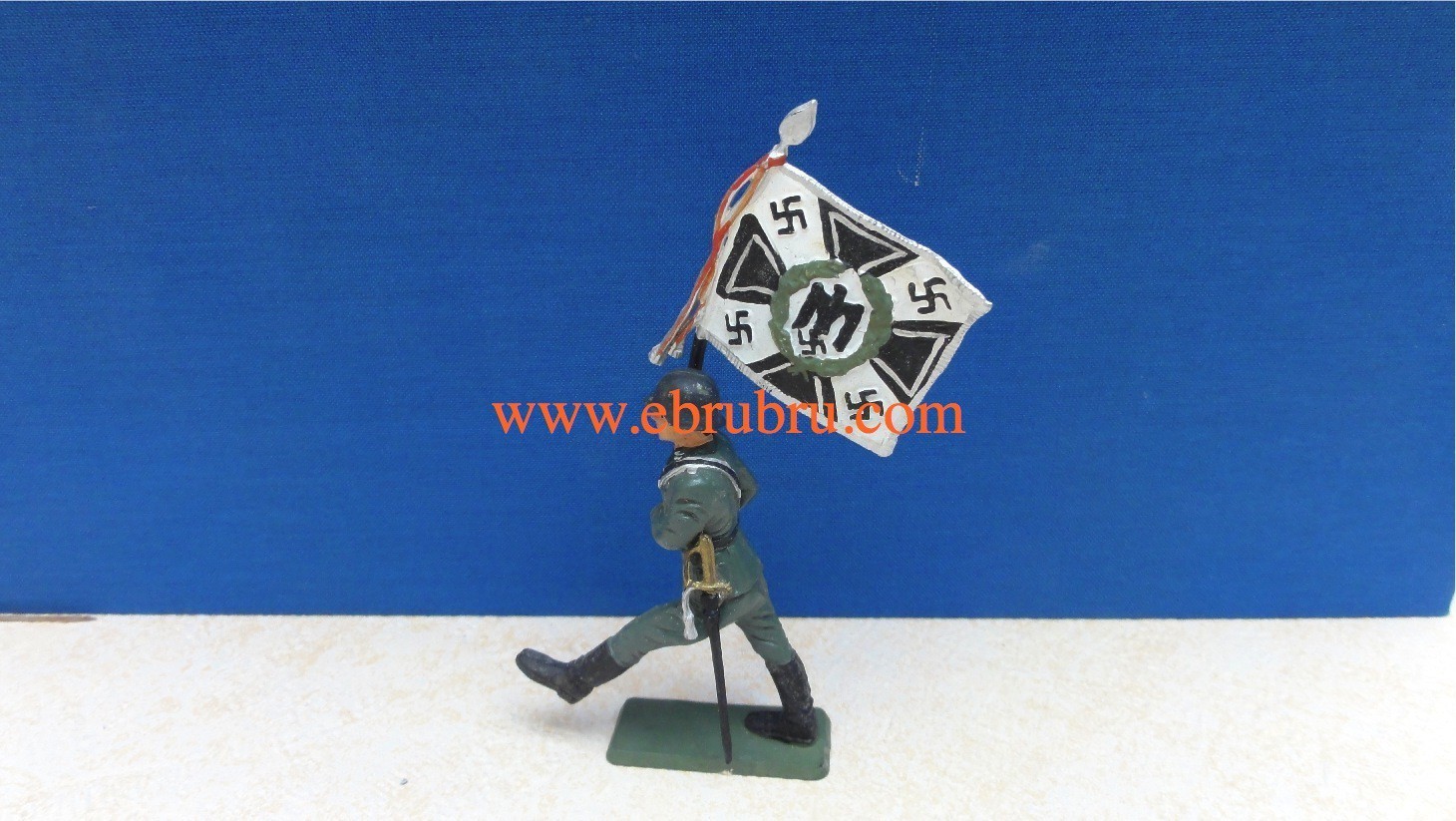 SOLDAT ALLEMAND PORTE DRAPEAU STARLUX REF VD21