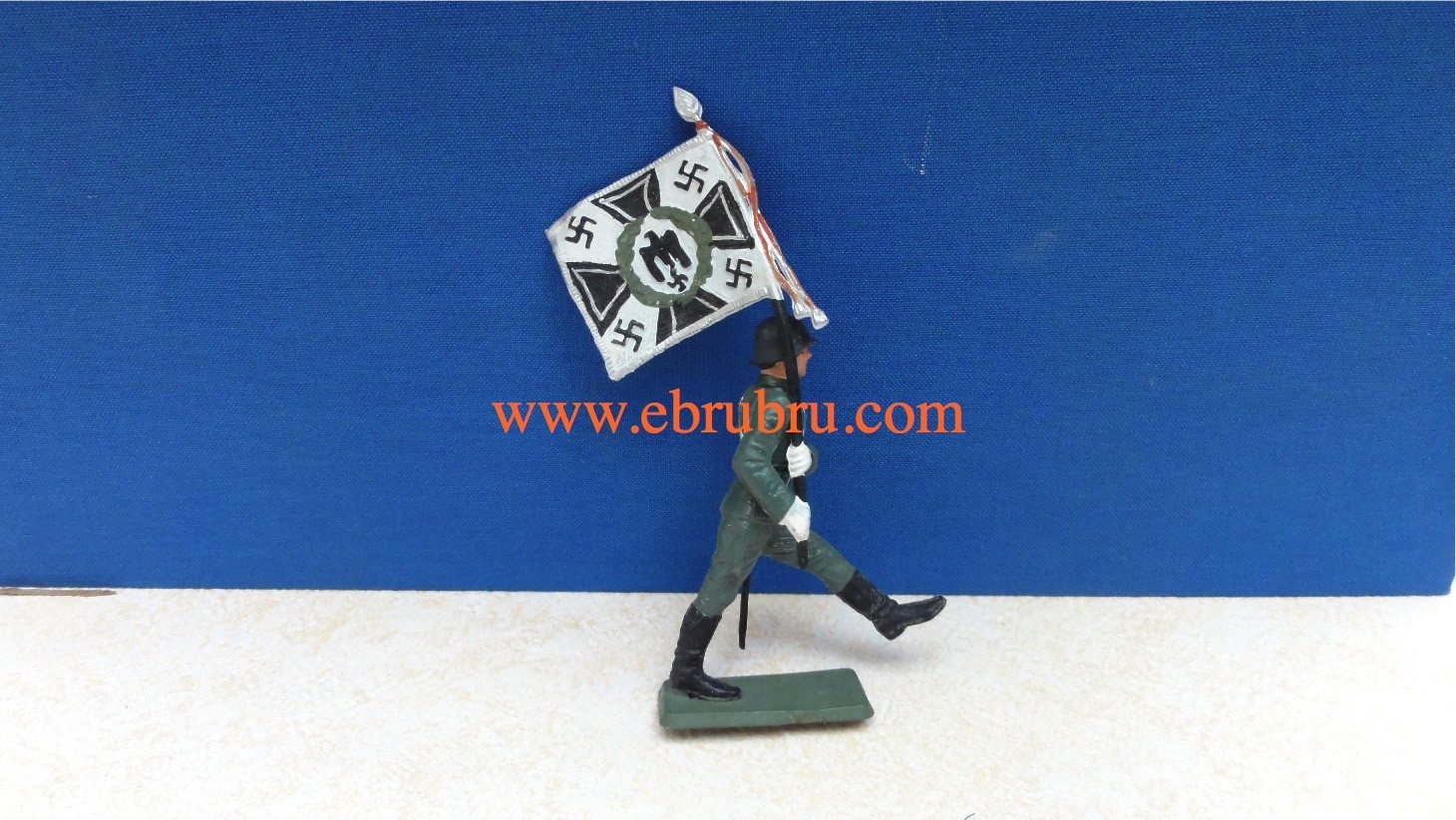 SOLDAT ALLEMAND PORTE DRAPEAU STARLUX REF VD21