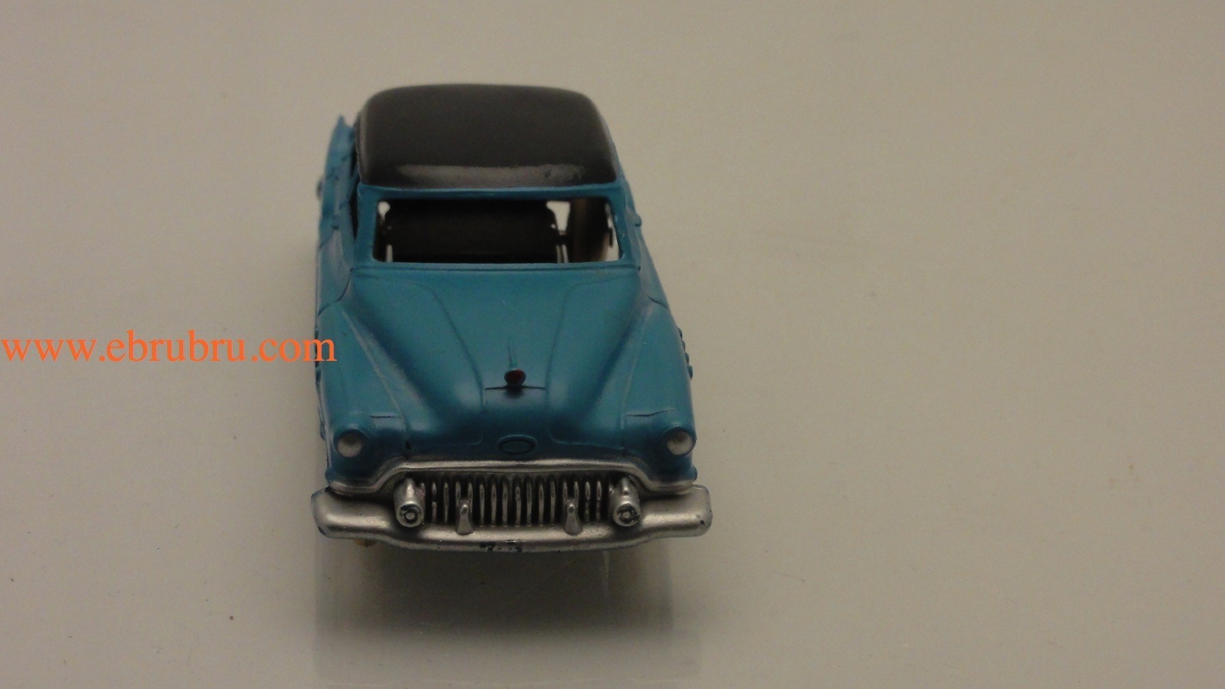 BUICK ROADMASTER SEDAN BLEU MOYEN DINKY TOYS RÉF 24V