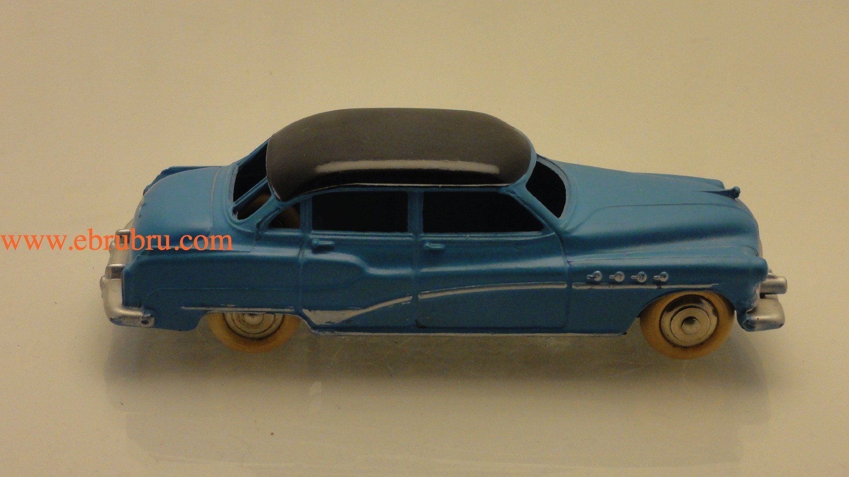 BUICK ROADMASTER SEDAN BLEU MOYEN DINKY TOYS RÉF 24V