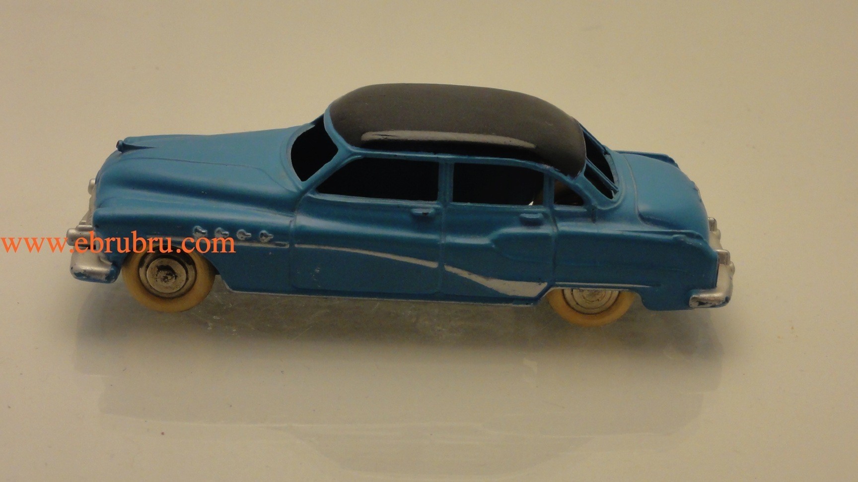 BUICK ROADMASTER SEDAN BLEU MOYEN DINKY TOYS RÉF 24V