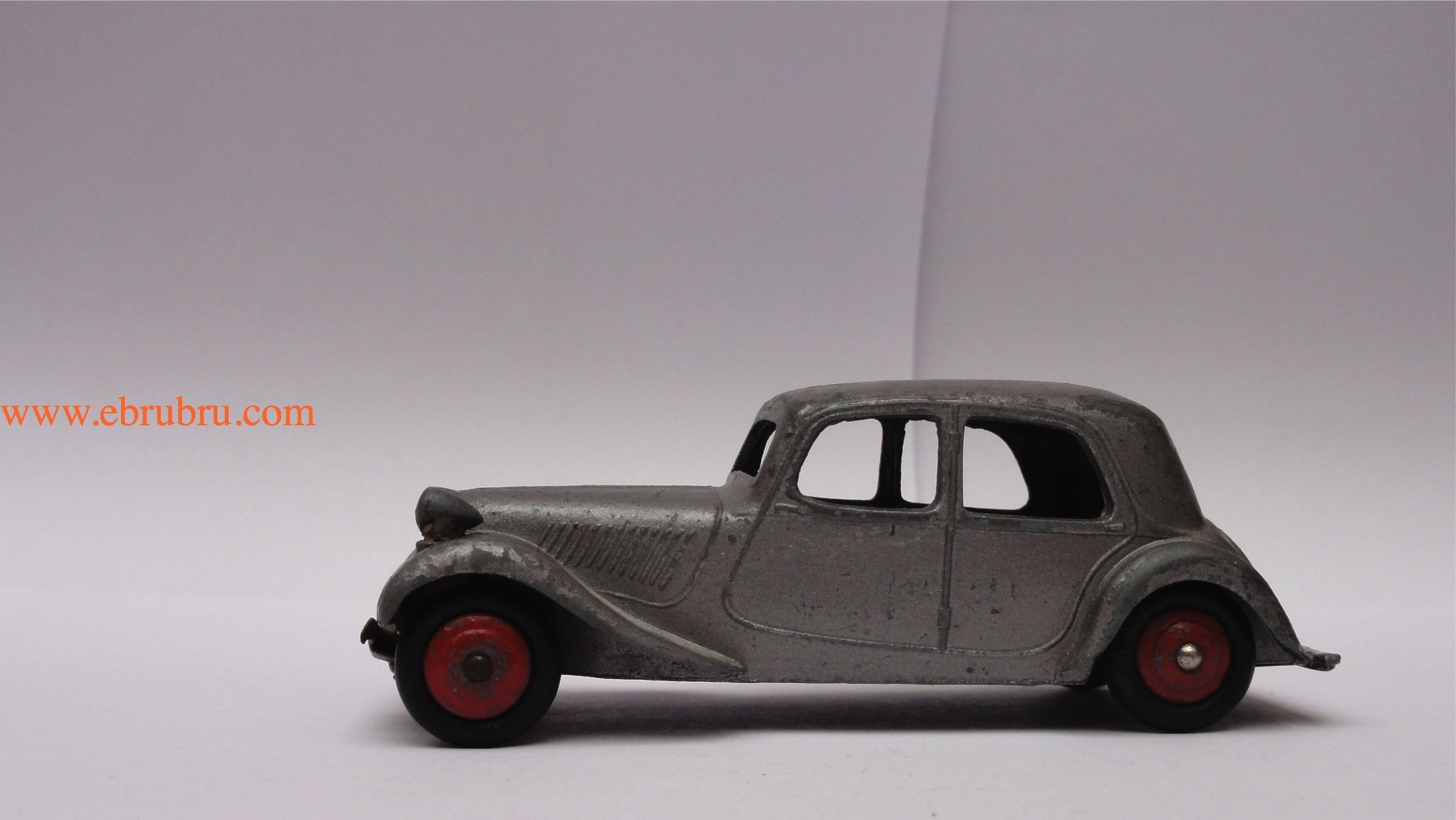 TRACTION 11 BL CITROEN GRIS MÉTALLISÉ DINKY TOYS RÉF 24N