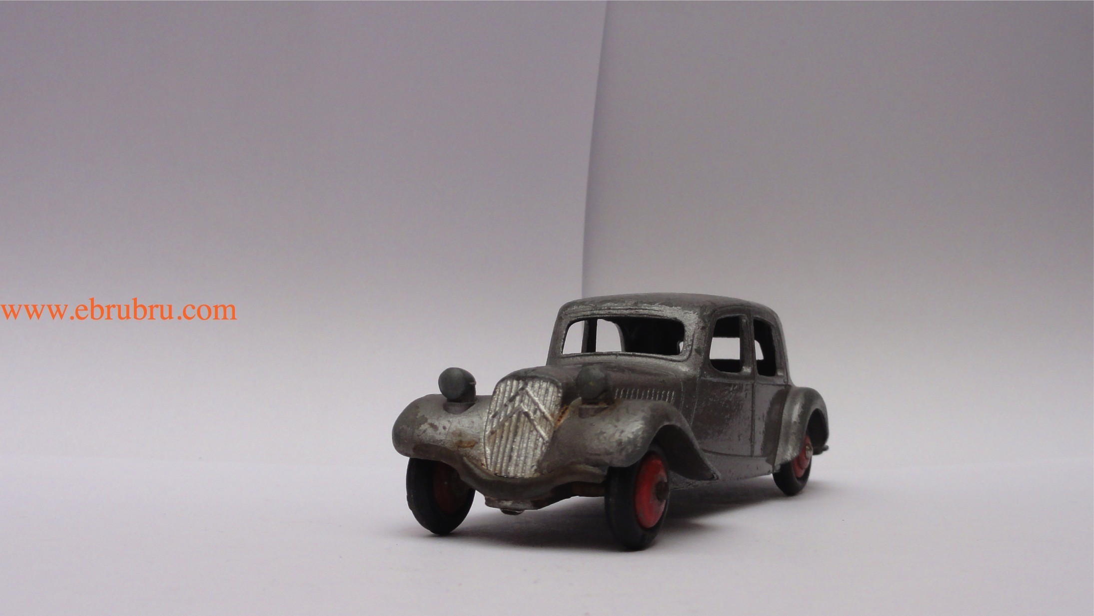 TRACTION 11 BL CITROEN GRIS MÉTALLISÉ DINKY TOYS RÉF 24N