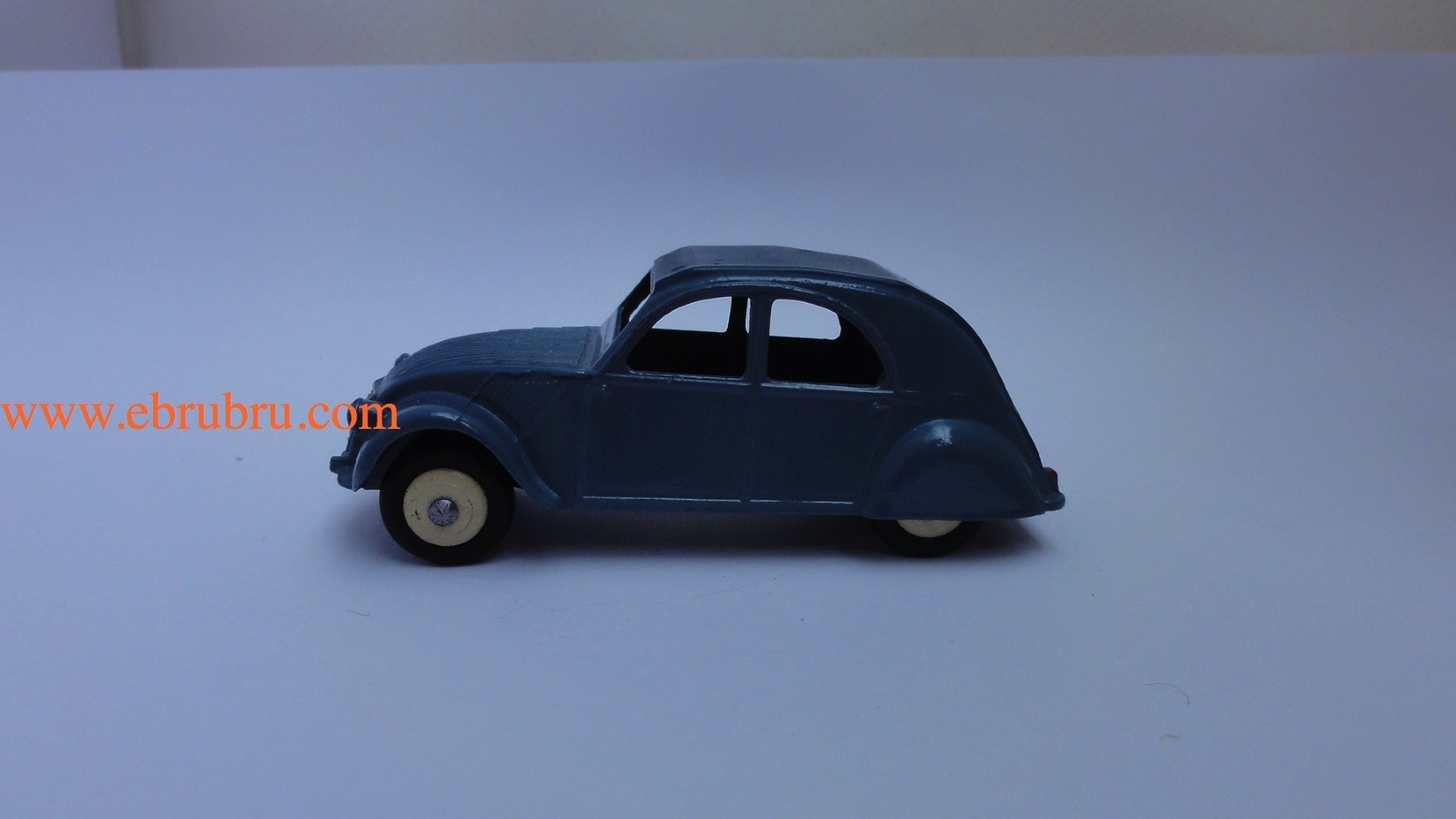 2CV BLEU PÉTROLE FONCÉ MODELE 1950 DINKY TOYS RÉF 24T