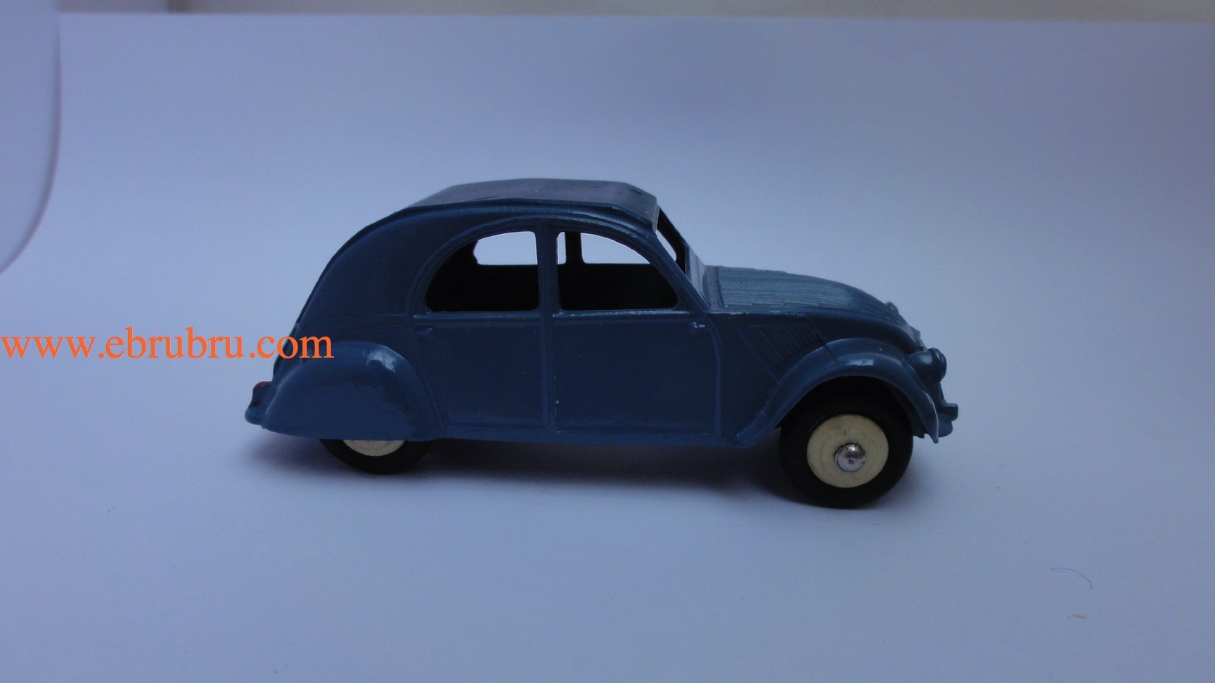 2CV BLEU PÉTROLE FONCÉ MODELE 1950 DINKY TOYS RÉF 24T