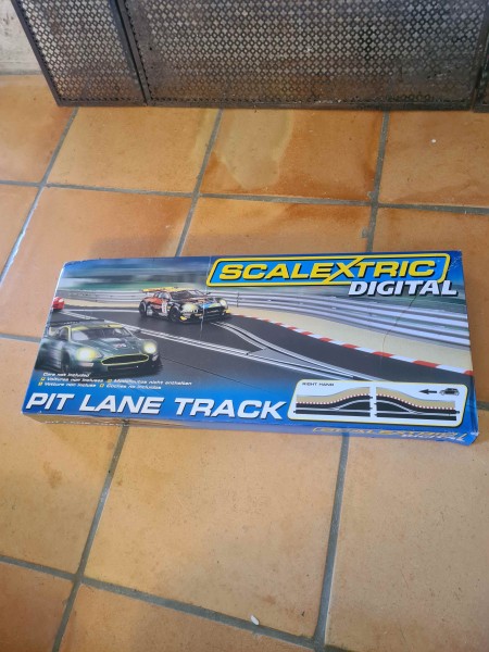 PIT LANE TRACK RIGHT HAND C7015 SCALEXTRIC 