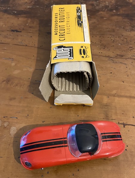 JAGUAR E ROUGE AVEC HARD TOP TAMPOGRAFIEE RÉF 352 JOUEF