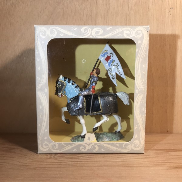 CAVALIER JEANNE D'ARC DRAPEAU ET ÉPÉE CHEVAL AVEC CAPARACON SOCLE GAZON STARLUX MOYEN ÂGE RÉF 6202