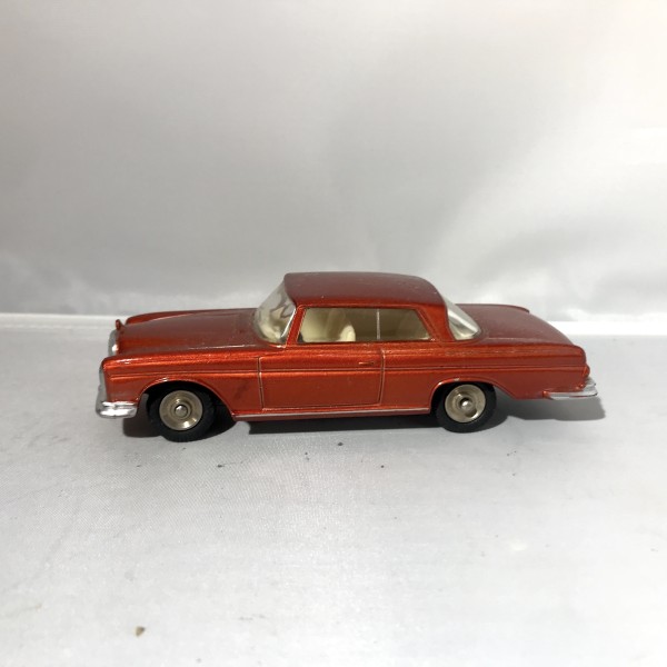 Mercedes Benz SE rouge DINKY TOYS